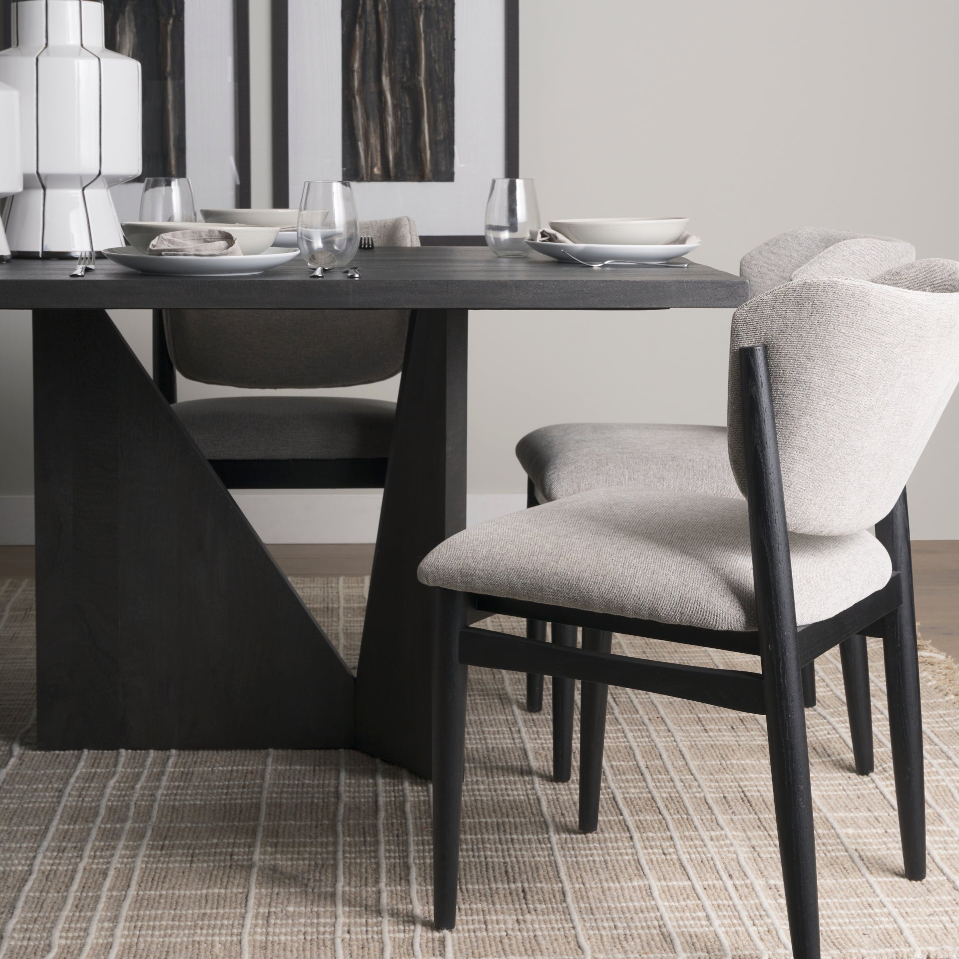Tarro Dining Table