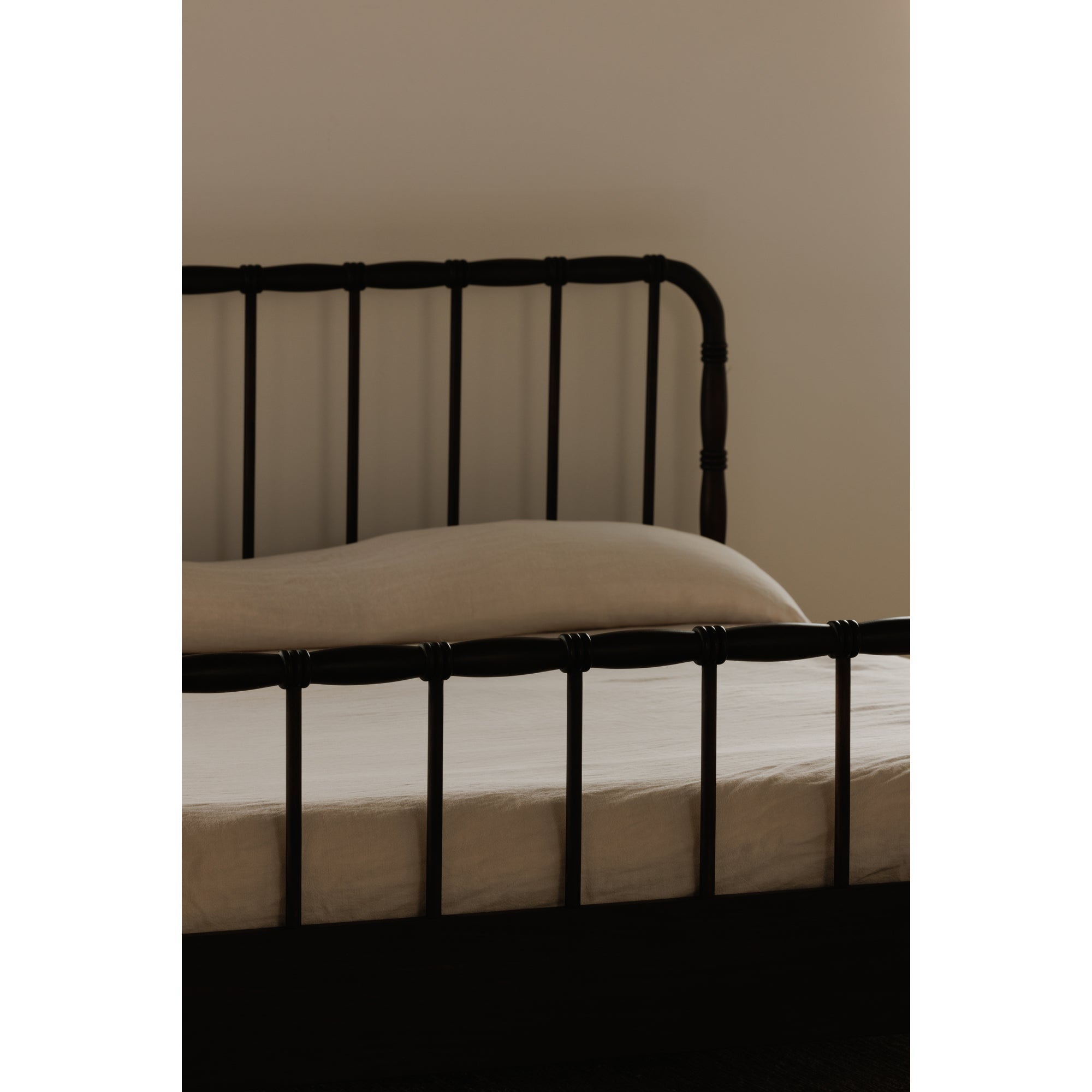 Vivian Bed